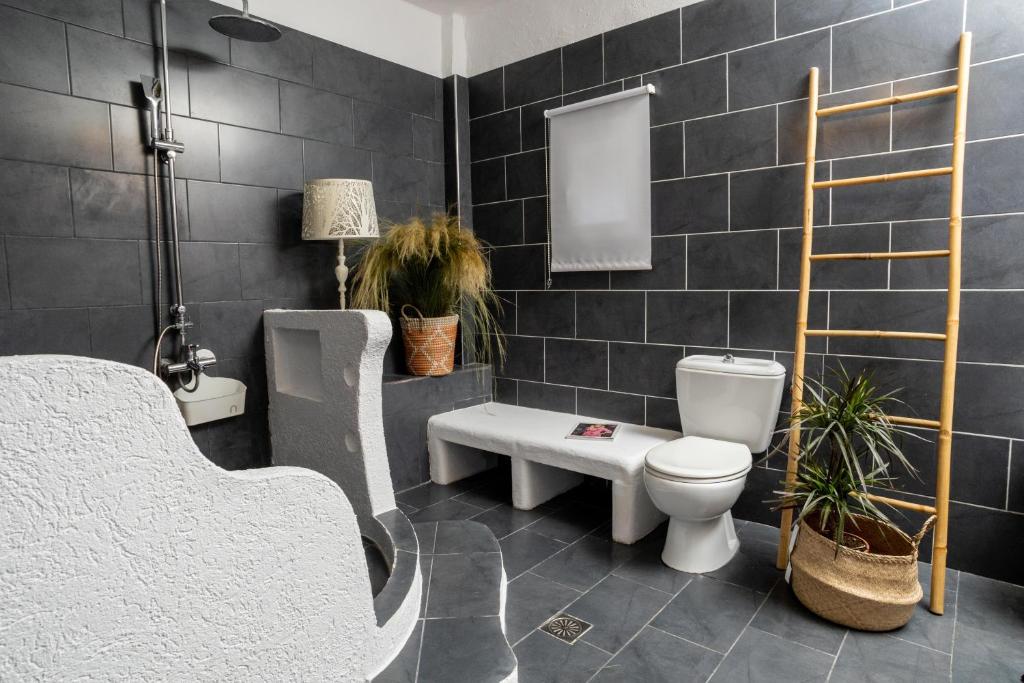 A bathroom at Newly Built All Season Resort