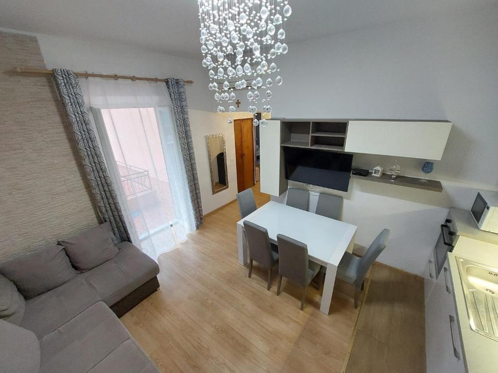 uma cozinha e sala de jantar com mesa e cadeiras em Appartamento nel cuore di Porto Azzurro em Porto Azzurro