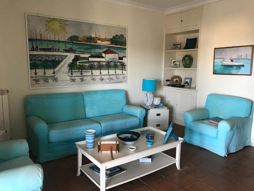 ein Wohnzimmer mit 2 blauen Sofas und einem Couchtisch in der Unterkunft Bellissima turchese in Anzio