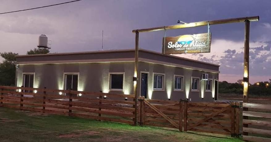 ein Gebäude mit einem Zaun und einem Schild darauf in der Unterkunft Soles de Alicia in Colón