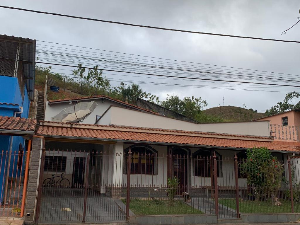 a house with a fence in front of it at Casa dos Martins - Próximo ao Autódromo Potenza e Cachoeira Arco Iris in Lima Duarte