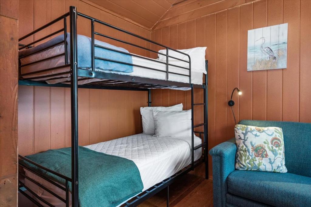 Postel nebo postele na pokoji v ubytování Beach Bum West-O Cabins