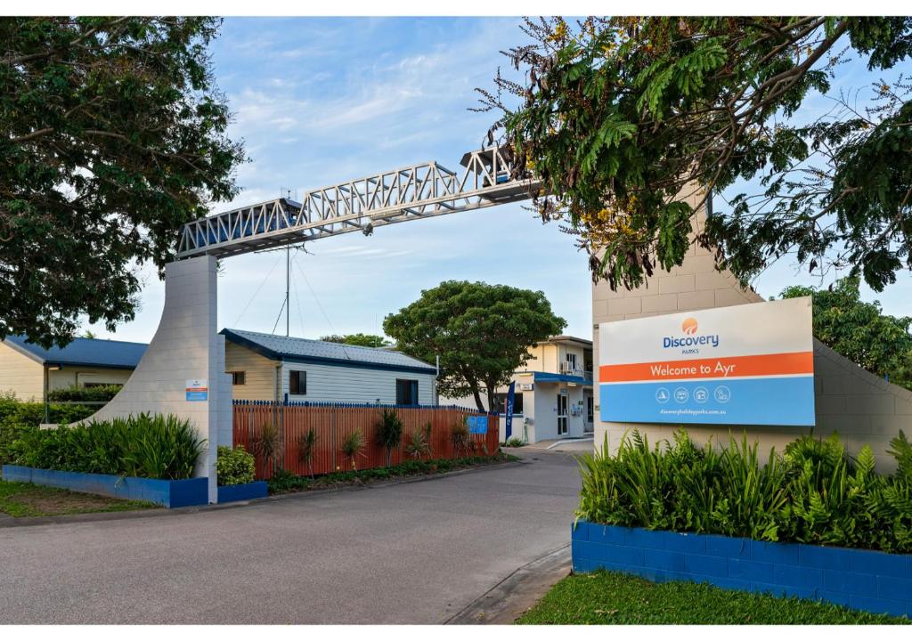 艾尔Discovery Parks - Ayr的前面有标志的街道上的桥梁