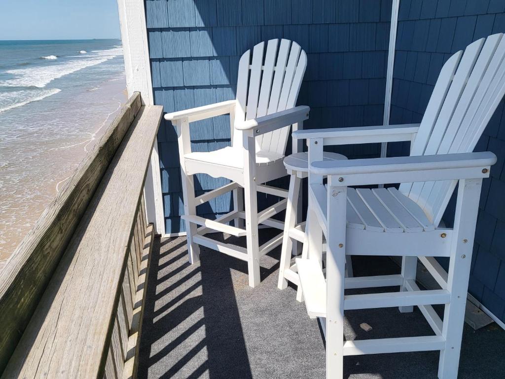 duas cadeiras sentadas num alpendre junto à praia em Steps To The Ocean! 285 em North Topsail Beach