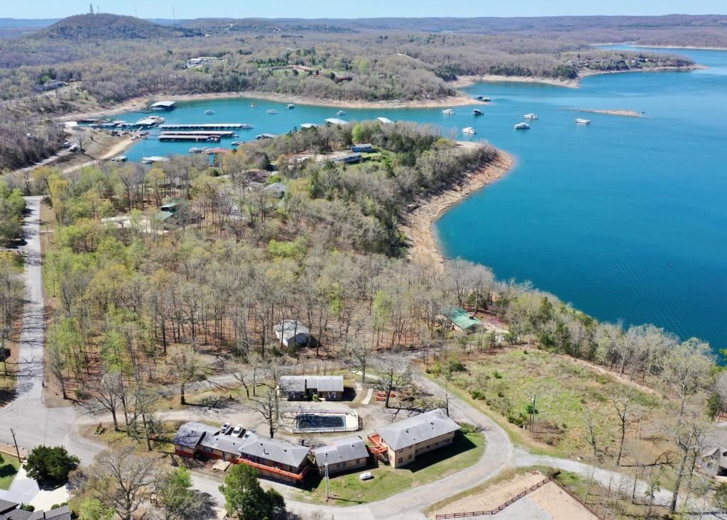 une vue aérienne sur un lac avec des bateaux dans l'eau dans l'établissement Driftwood Resort Bull Shoals, à Bull Shoals