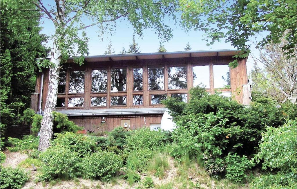 ein großes Holzgebäude mit vielen Fenstern in der Unterkunft Ferienhaus Albertine D in Güntersberge