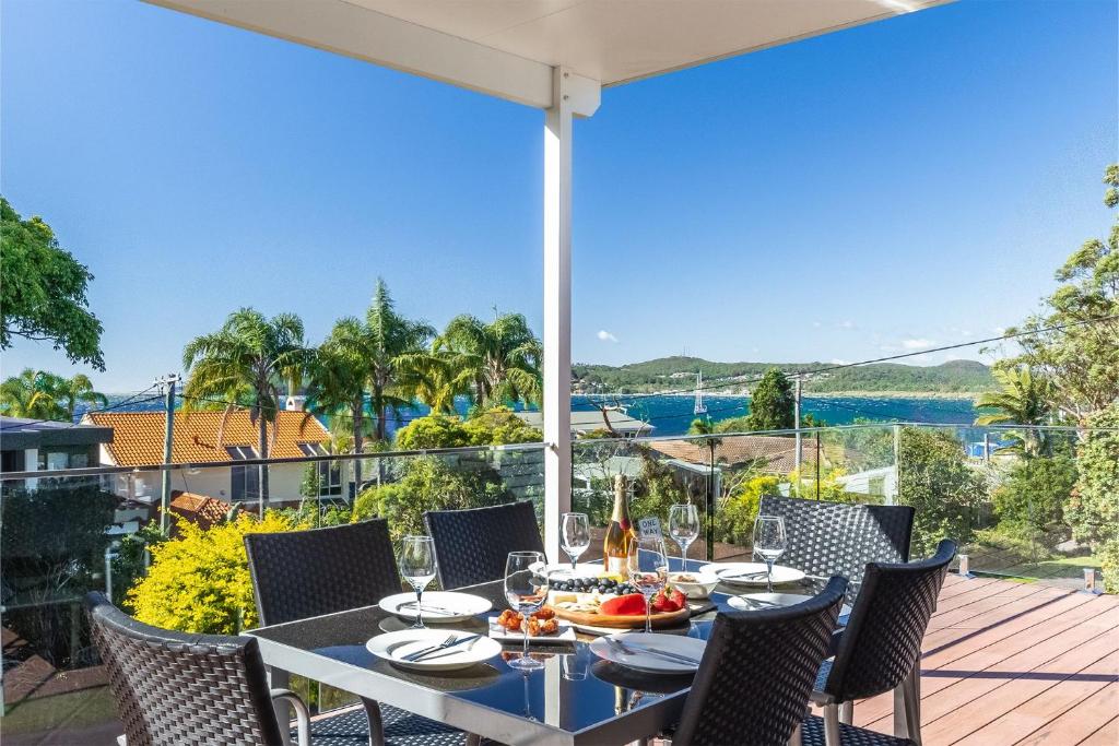 un tavolo da pranzo su una terrazza con vista sull'acqua di Blue Waters Pet Friendly and Water Views a Salamander Bay