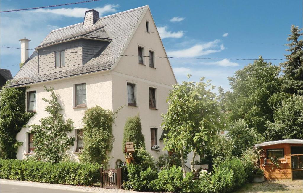 una casa blanca con techo gris en Beautiful Apartment In Bad Schlema Ot Wildb, With Kitchen en Schneeberg