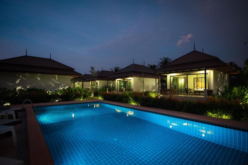 Bazén v ubytování Himaphan Boutique Resort - SHA EXTRA PLUS nebo v jeho okolí