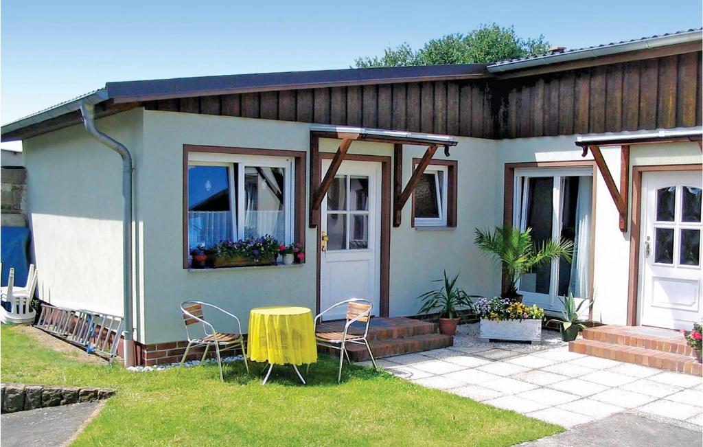 une petite maison avec une table et des chaises jaunes dans l'établissement Stunning Apartment In Karlshagen, à Karlshagen