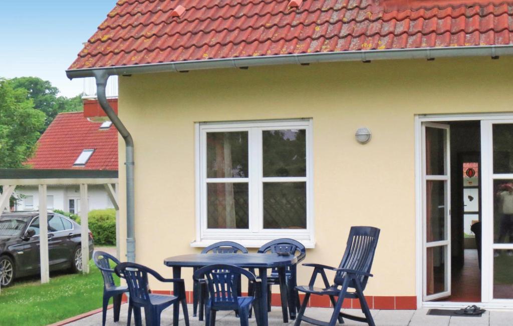 einen Tisch und Stühle vor einem Haus in der Unterkunft Landhaus Residenz in Losentitz