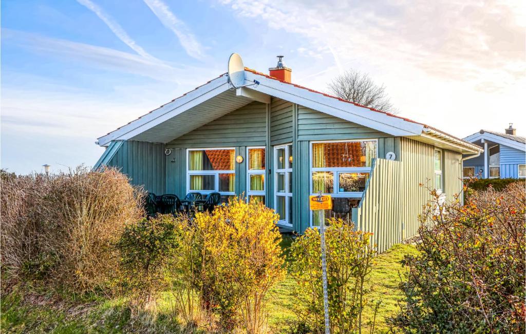 ein kleines grünes Haus mit Dach in der Unterkunft Strandblick 7 in Schönhagen