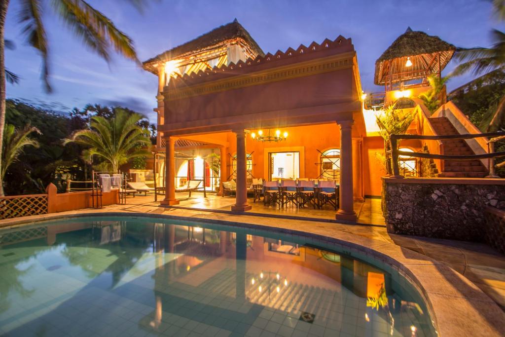Villa con piscina por la noche en Swahili House, en Tiwi
