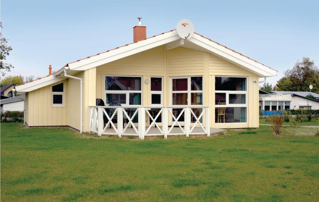 ein großes gelbes Haus mit einem großen Fenster in der Unterkunft Strandpark 19 in Schönhagen