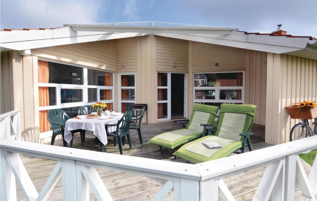 eine Terrasse mit einem Tisch und Stühlen auf einer Terrasse in der Unterkunft Strandpark 20 in Schönhagen