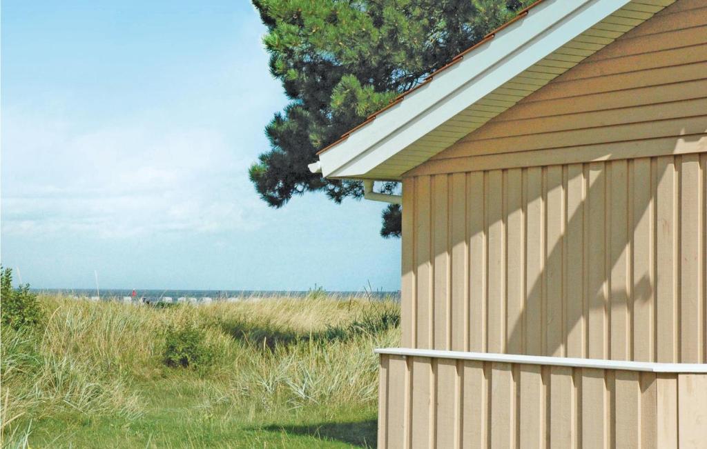 een huis naast een grasveld naast een gebouw bij Strandblick 21 - Dorf 1 in Travemünde