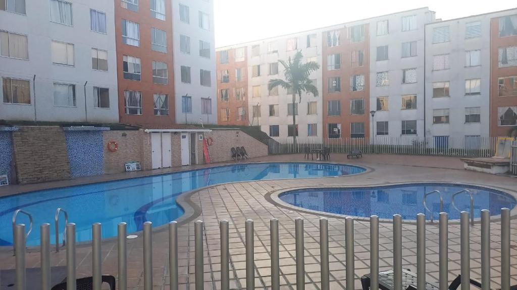 una piscina en medio de algunos edificios en Bosques de cuba, en Pereira