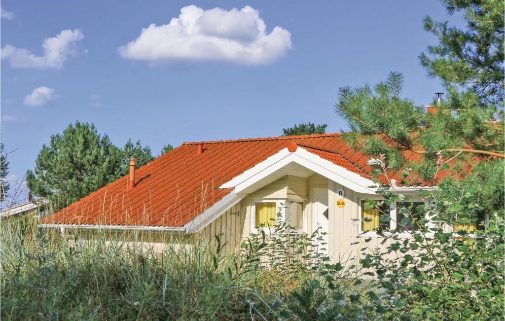 mały domek z pomarańczowym dachem w obiekcie Strandblick 8 - Dorf 1 w mieście Travemünde