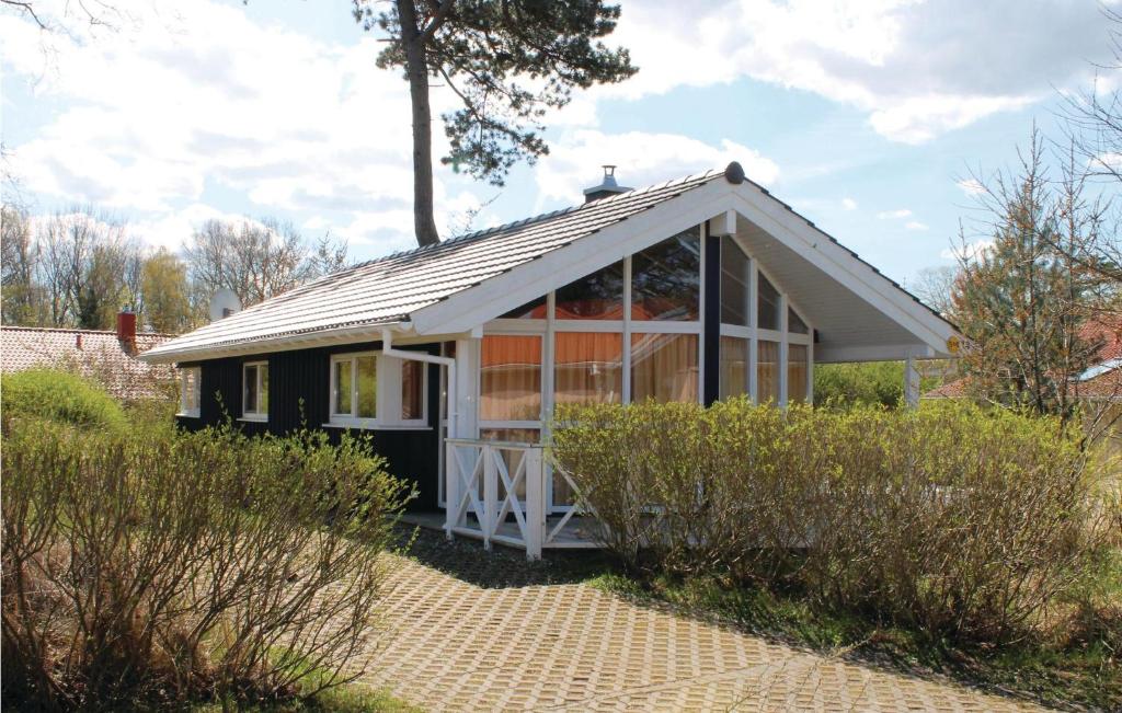 una casa pequeña con techo inclinado en Strandblick 14 - Dorf 1 en Travemünde