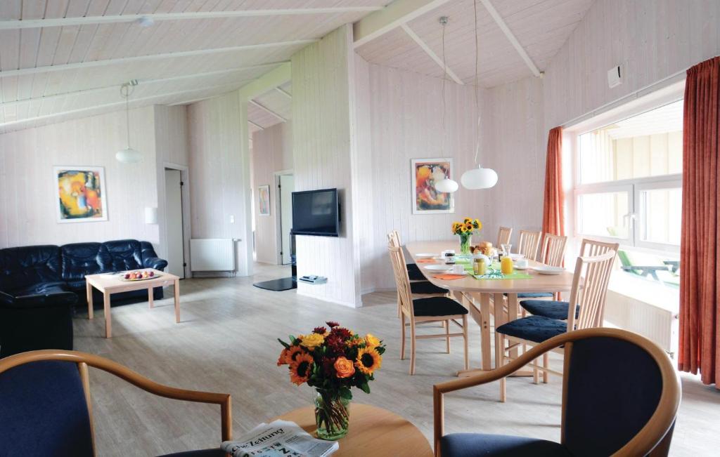 ein Wohnzimmer mit einem Tisch und einem Esszimmer in der Unterkunft Meeresrauschen 5 - Dorf 6 in Travemünde