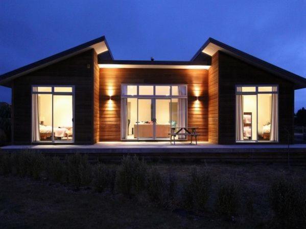 オハクネにあるCarrot Cake Chalet - Ohakuneの正面に灯る小屋