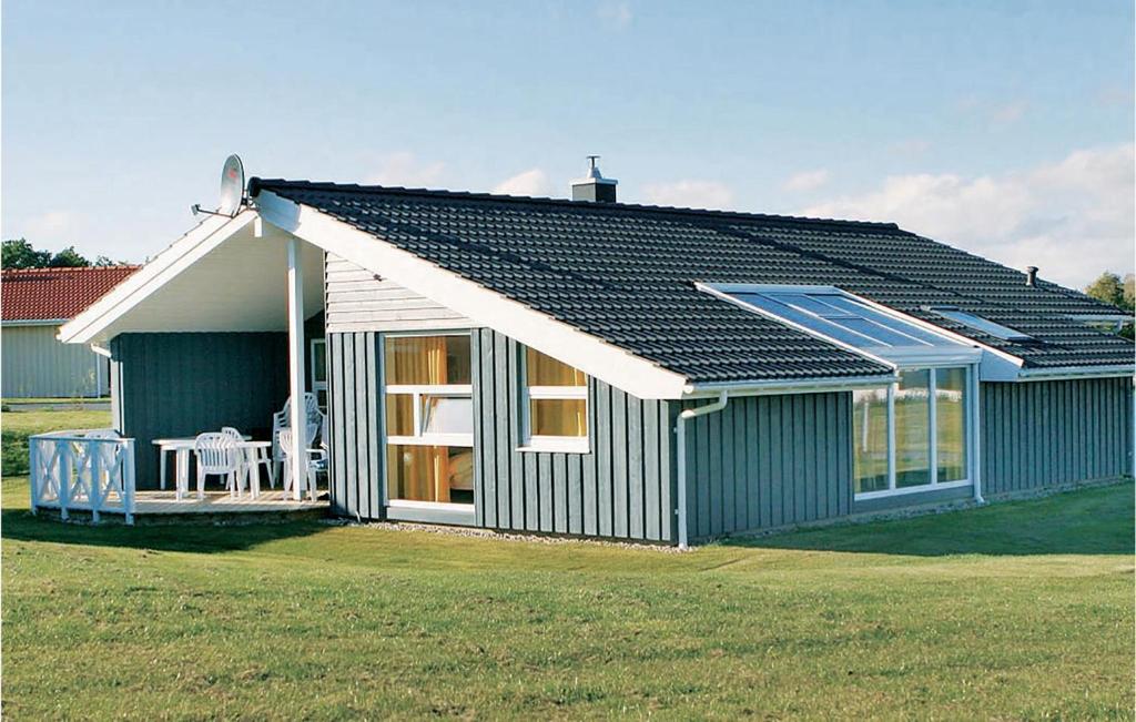 ein kleines grünes Haus mit einem großen Hof in der Unterkunft Strandblick 9 - Dorf 1 in Travemünde