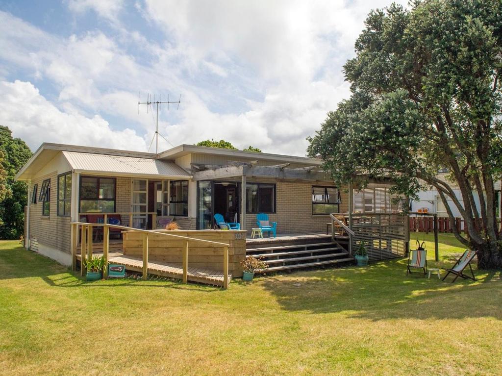 Vintage Pohutukawa Whangamata Bach, Whangamata (updated prices 2024)