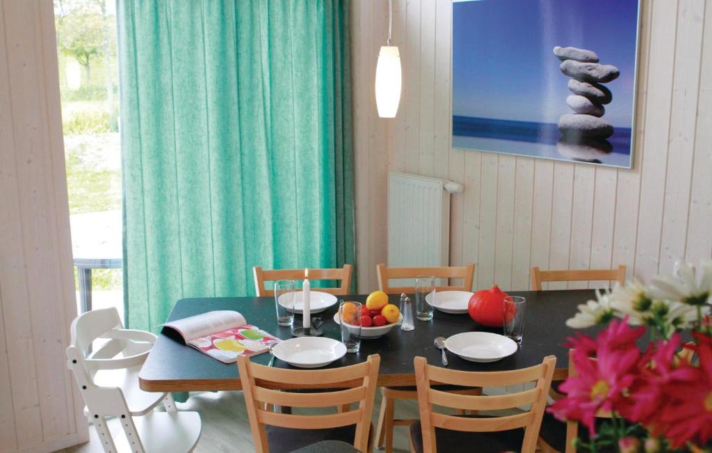 ein Esszimmer mit einem Tisch mit Stühlen und einem blauen Tisch in der Unterkunft Friedrichskoog-deichblick 8 in Friedrichskoog