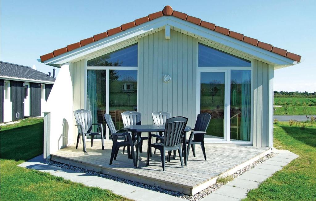 einen Pavillon mit einem Tisch und Stühlen auf einer Terrasse in der Unterkunft Friedrichskoog-deichblick 10 in Friedrichskoog