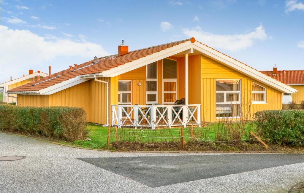 フリードリッヒシュコオクにあるFriedrichskoog-strandpark 8の黄色い家