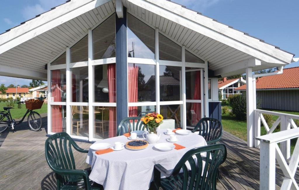 腓特烈斯科格Friedrichskoog-Strandpark 14的庭院里配有白色桌椅