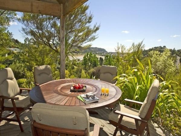 Κήπος έξω από το Treetop Oasis - Tairua Executive Holiday Home