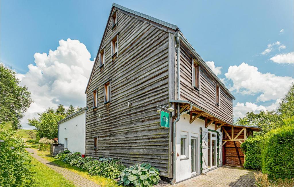 ein großes Holzhaus mit einem weißen Gebäude in der Unterkunft Ferienhaus Ortsstra�e P in Barigau