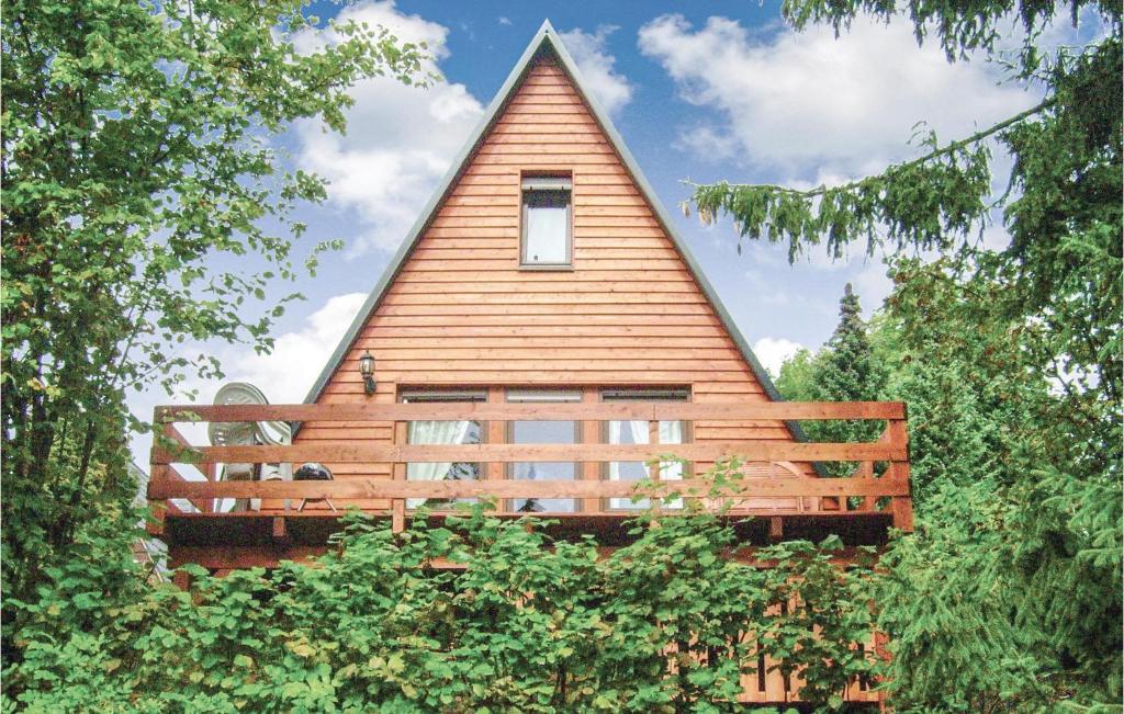 une grande maison en bois avec un toit en pointillé dans l'établissement Nice Home In Bad Lobenstein With Kitchen, à Mühlberg