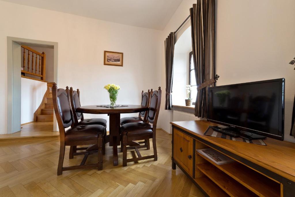 TV a/nebo společenská místnost v ubytování Vila Krumlov