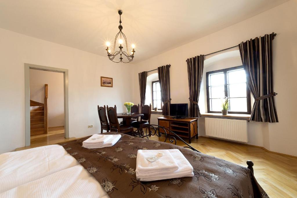 Postel nebo postele na pokoji v ubytování Vila Krumlov