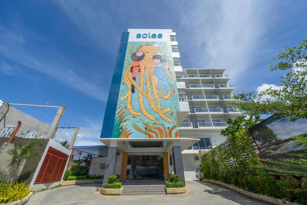 ein Gebäude mit einem Bild eines Oktopus darauf in der Unterkunft Solea Coast Resort Panglao in Panglao