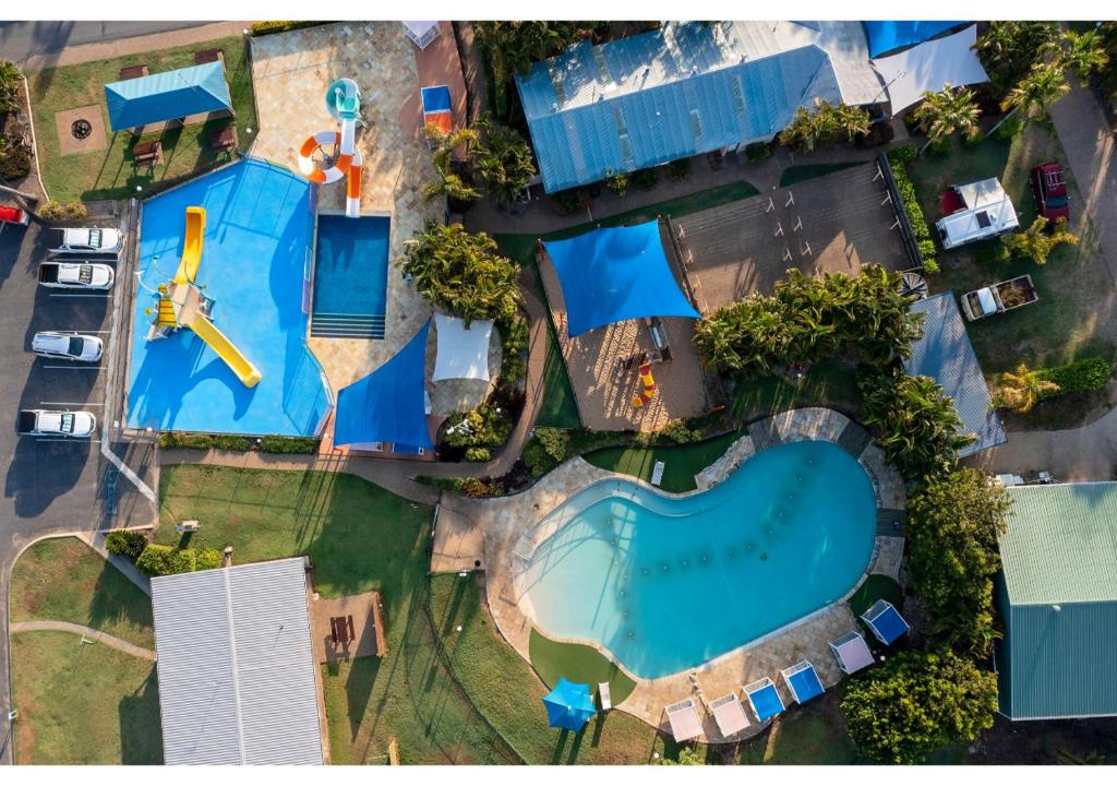 una vista aérea de una piscina en un complejo en Discovery Parks - Coolwaters, Yeppoon en Kinka