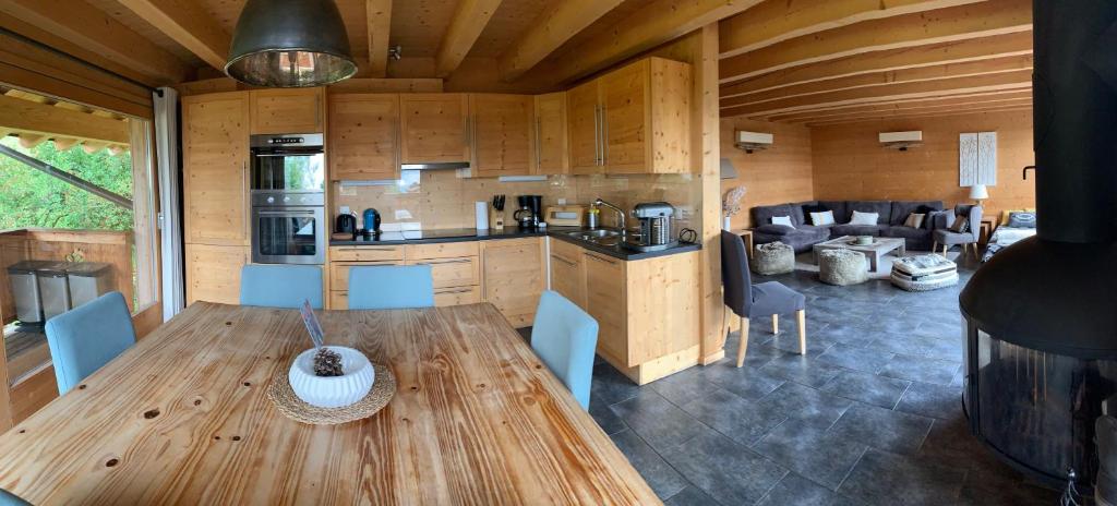 Kuchyň nebo kuchyňský kout v ubytování Chalet La Renarde