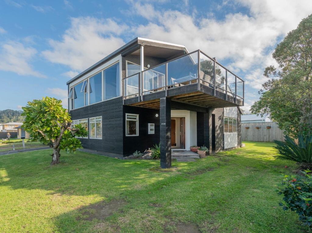 By The Beach Whangamata Holiday Home, Whangamata (updated prices 2024)