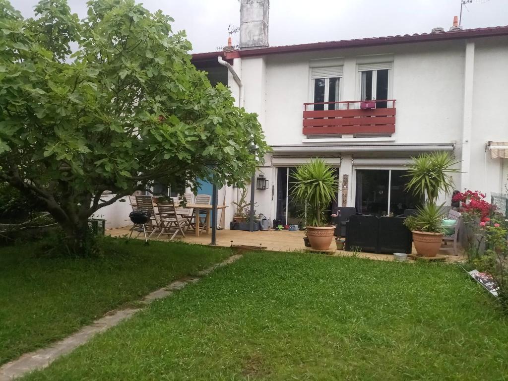 Ogród w obiekcie Maison au calme wifi Netflix