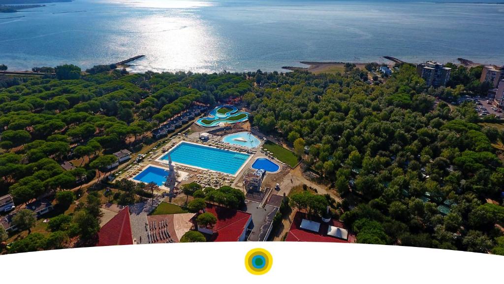 een luchtzicht op een resort met een zwembad bij Marina Julia Family Camping Village in Marina Julia