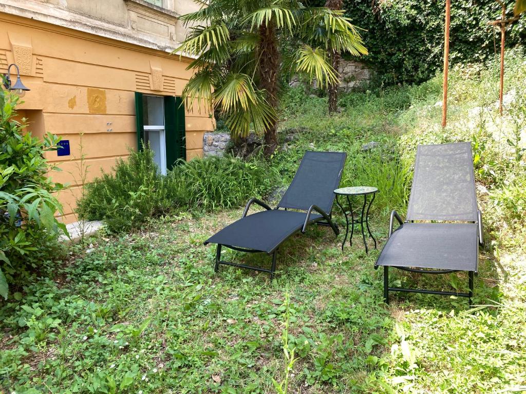 Ogród w obiekcie Apartment with patio 50m from the beach and Lungomare