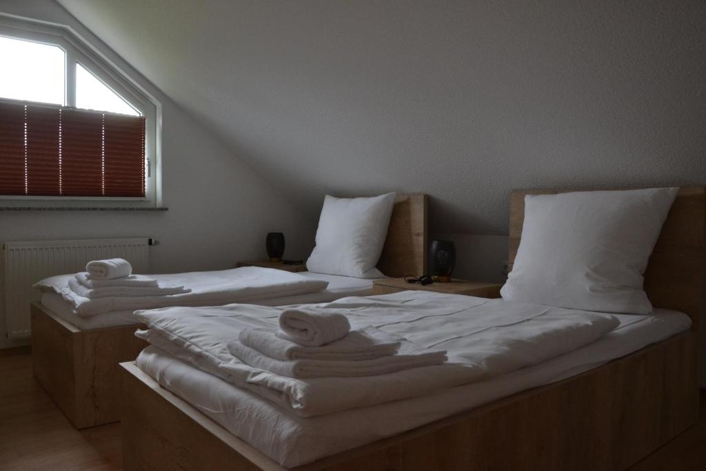 Postel nebo postele na pokoji v ubytování Wolf Hotel zur Linde