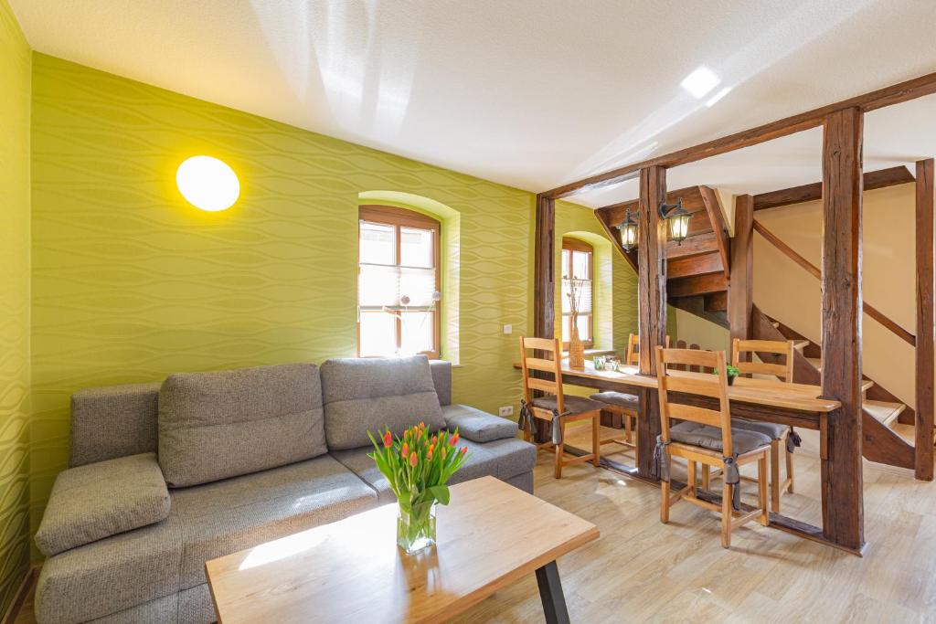 ein Wohnzimmer mit einem Sofa und einem Tisch in der Unterkunft Ferienhaus Schlag Wohnung 1 in Naumburg