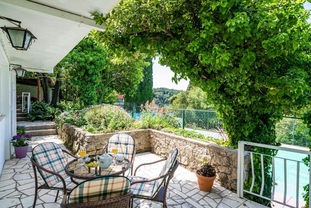 Apartments & Rooms Mara & Petrunjela - Appartement D'une Chambre Avec Jardin