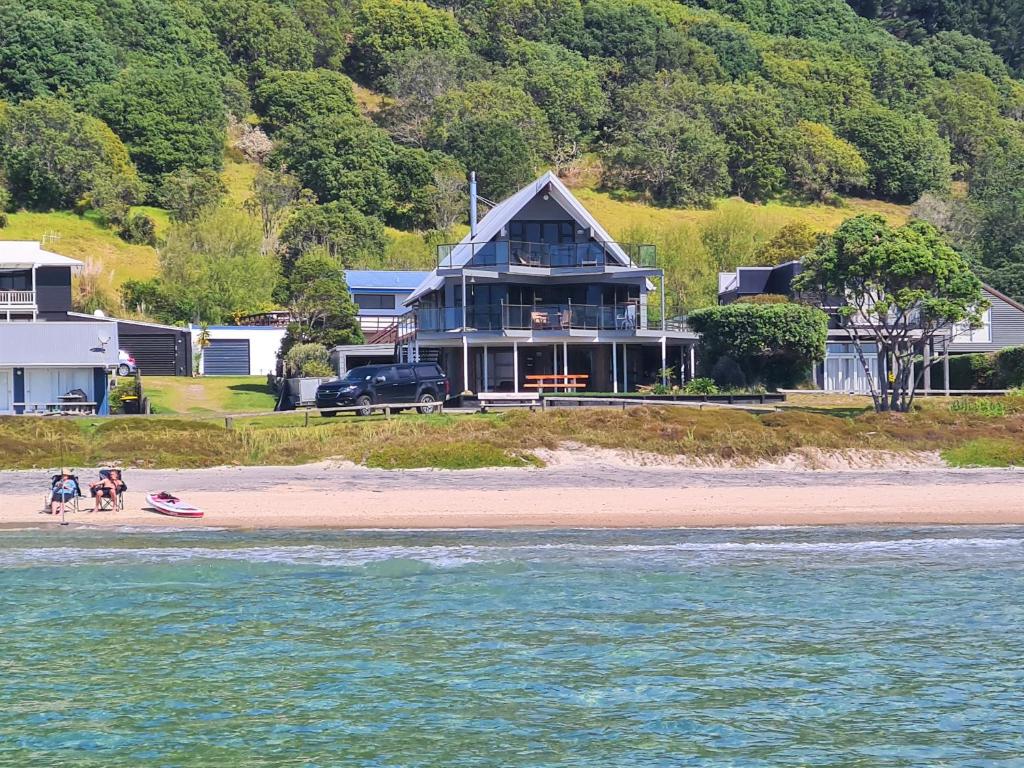 Beachfront Beauty Opito Bay Holiday Home, Opito Bay Tarifs 2023