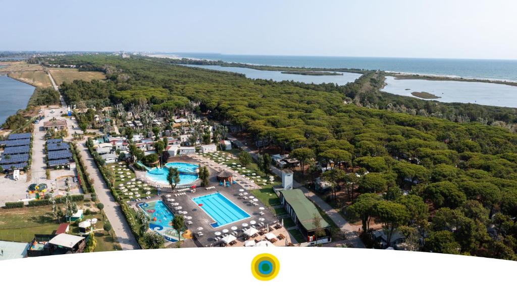 een luchtzicht op een resort met een zwembad bij Spina Family Camping Village in Lido di Spina