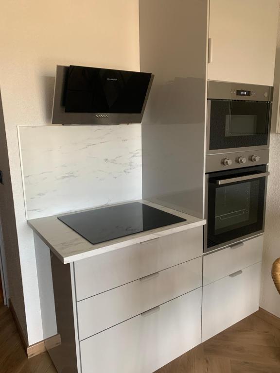 Una televisi&oacute;n o centro de entretenimiento en Parcs de Grimaud appartement 4 personnes vue mer