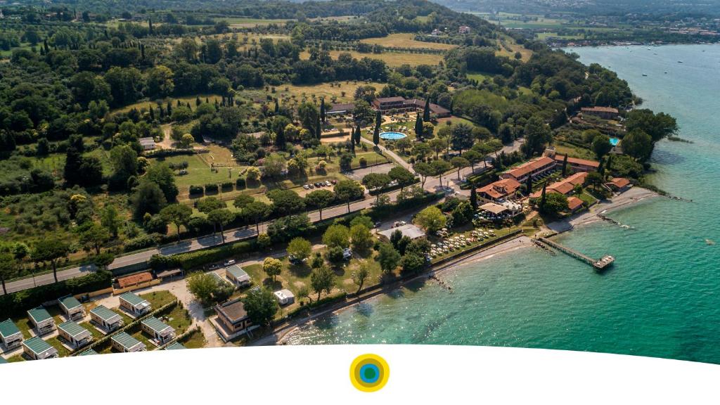 una vista aerea di un'isola in acqua di Desenzano Lake Village a Desenzano del Garda